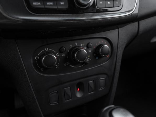 Renault Logan II Рестайлинг с пробегом 2019 года, цена 1 095 000 рублей, 84648 км, седан, Автокод Объявления