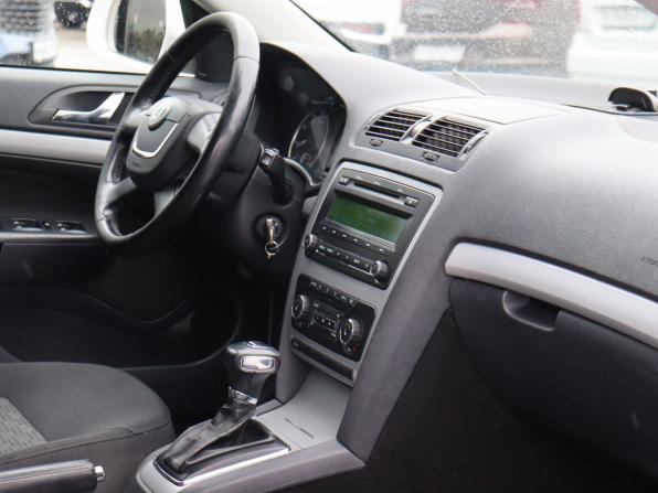 Skoda Octavia II (A5) Рестайлинг с пробегом 2011 года, цена 750 000 рублей, 207561 км, лифтбек, Автокод Объявления