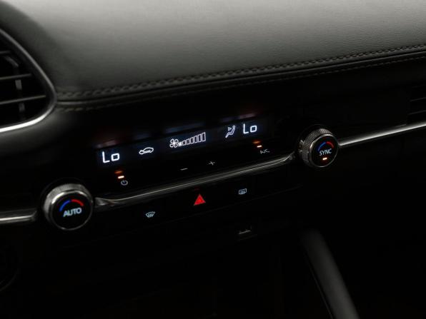 Mazda 3 IV (BP) с пробегом 2022 года, цена 2 420 000 рублей, 85061 км, седан, Автокод Объявления