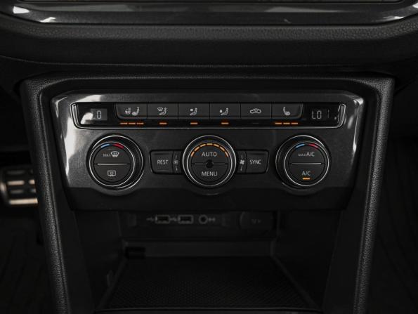 Volkswagen Tiguan II с пробегом 2018 года, цена 2 299 000 рублей, 177170 км, внедорожник, Автокод Объявления