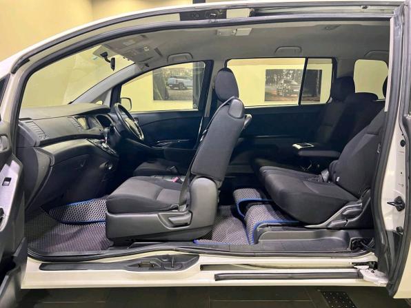 Toyota ISis I Рестайлинг с пробегом 2011 года, цена 879 000 рублей, 317914 км, компактвэн, Автокод Объявления