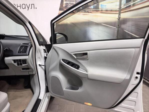 Toyota Prius III Рестайлинг (XW30) с пробегом 2015 года, цена 1 290 000 рублей, 137025 км, лифтбек, Автокод Объявления
