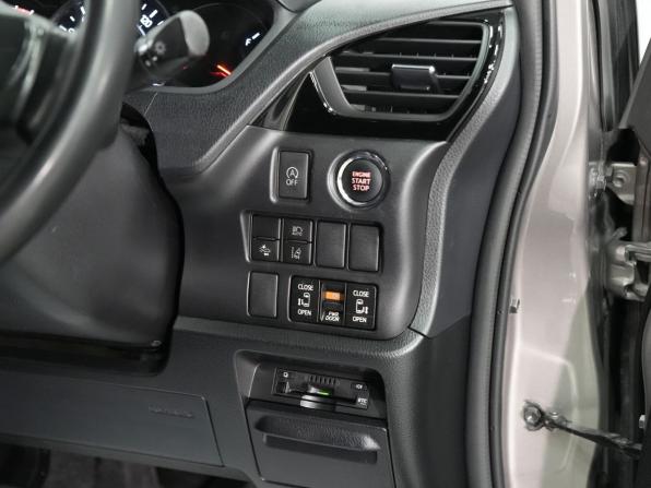 Toyota Noah III (R80) Рестайлинг с пробегом 2018 года, цена 2 340 000 рублей, 78502 км, минивэн, Автокод Объявления