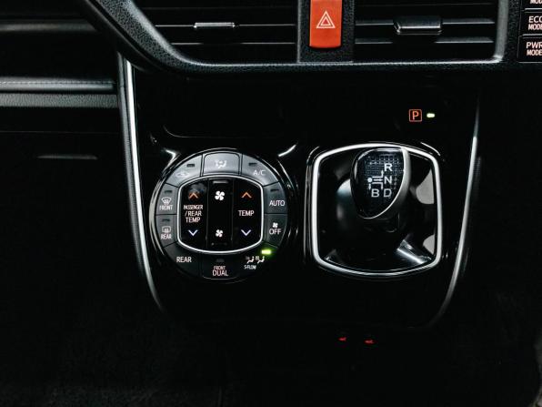 Toyota Esquire I с пробегом 2016 года, цена 1 699 000 рублей, 154529 км, минивэн, Автокод Объявления