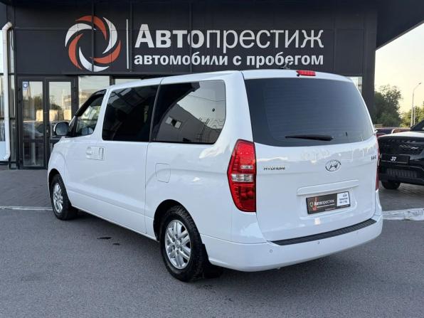 Hyundai H-1 II Рестайлинг 2 с пробегом 2018 года, цена 2 697 000 рублей, 120390 км, минивэн, Автокод Объявления