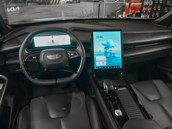 Geely Atlas II с пробегом 2023 года, цена 2 129 000 рублей, 28000 км, внедорожник, Автокод Объявления