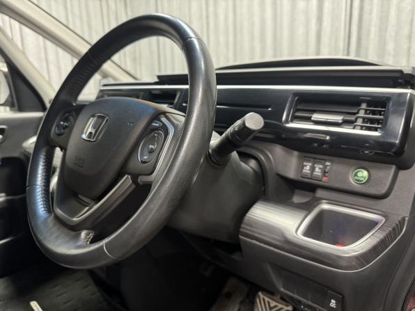Honda Stepwgn V с пробегом 2016 года, цена 2 150 000 рублей, 169084 км, минивэн, Автокод Объявления