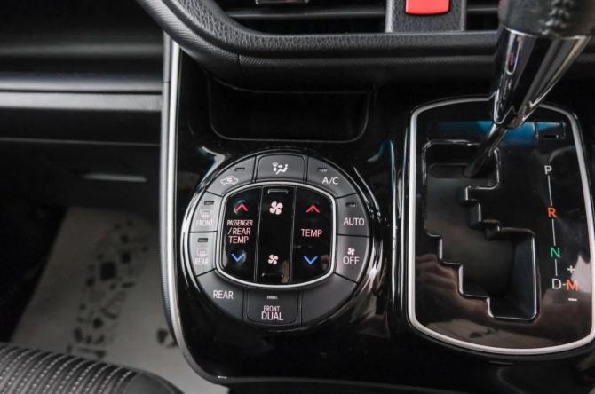 Toyota Voxy III (R80) Рестайлинг с пробегом 2018 года, цена 1 899 000 рублей, 178000 км, минивэн, Автокод Объявления