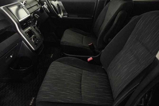 Toyota Voxy II (R70) Рестайлинг с пробегом 2012 года, цена 1 329 000 рублей, 325993 км, минивэн, Автокод Объявления