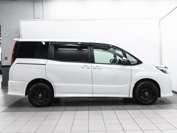 Toyota Noah III (R80) с пробегом 2017 года, цена 2 049 000 рублей, 180971 км, минивэн, Автокод Объявления