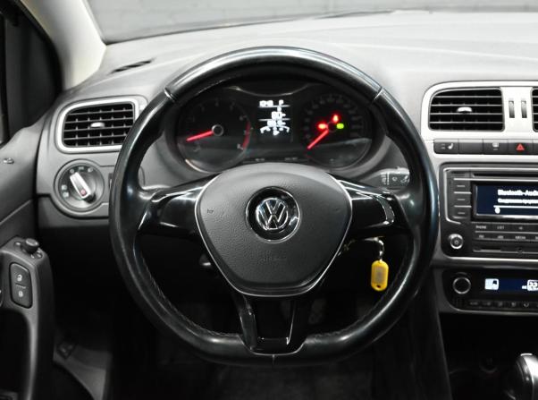 Volkswagen Polo V Рестайлинг с пробегом 2017 года, цена 1 000 000 рублей, 80508 км, седан, Автокод Объявления