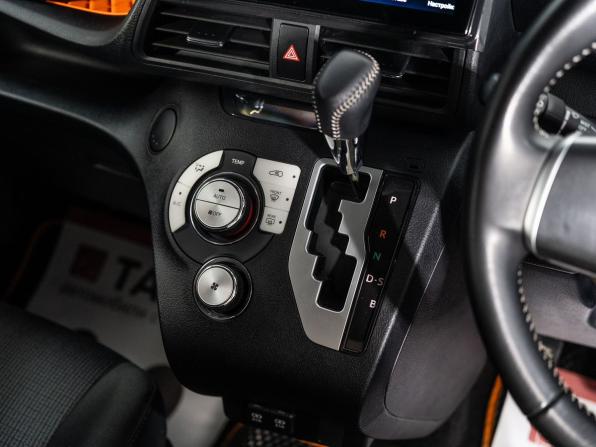 Toyota Sienta II Рестайлинг с пробегом 2021 года, цена 1 600 500 рублей, 36859 км, компактвэн, Автокод Объявления