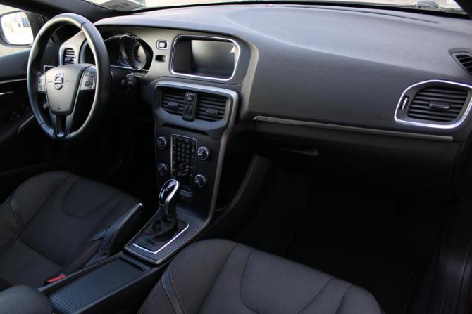 Volvo V40 II Рестайлинг с пробегом 2017 года, цена 1 296 000 рублей, 192453 км, хэтчбек, Автокод Объявления