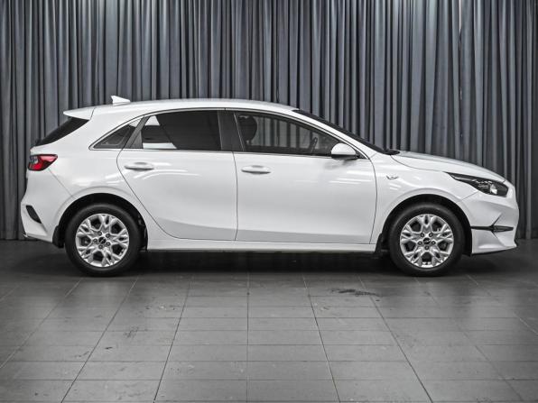 Kia Ceed III Рестайлинг с пробегом 2021 года, цена 2 248 750 рублей, 32944 км, хэтчбек, Автокод Объявления
