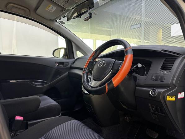 Toyota ISis I Рестайлинг с пробегом 2016 года, цена 1 630 000 рублей, 145800 км, компактвэн, Автокод Объявления
