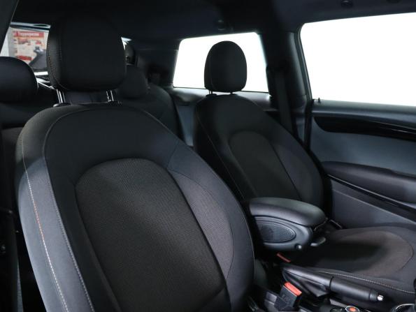 Mini Hatch III (F55/F56) Рестайлинг с пробегом 2019 года, цена 1 947 800 рублей, 50000 км, хэтчбек, Автокод Объявления