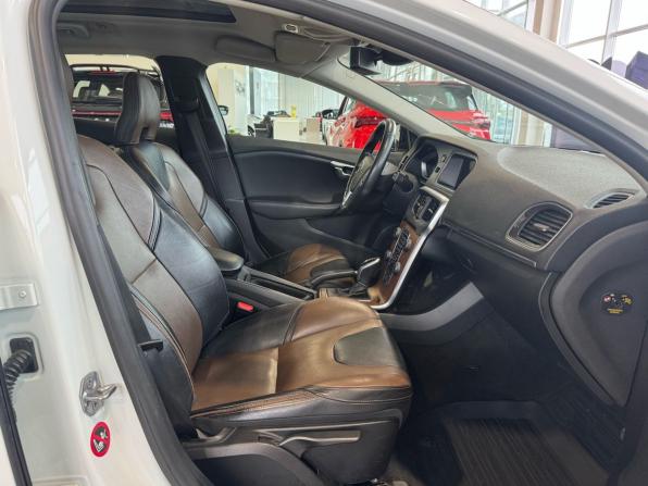 Volvo V40 Cross Country I с пробегом 2014 года, цена 1 610 000 рублей, 117110 км, хэтчбек, Автокод Объявления
