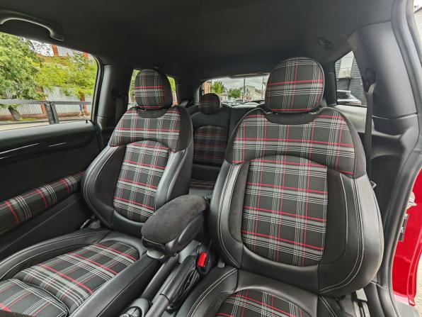 Mini Hatch III (F55/F56) Рестайлинг с пробегом 2021 года, цена 2 890 000 рублей, 70396 км, хэтчбек, Автокод Объявления