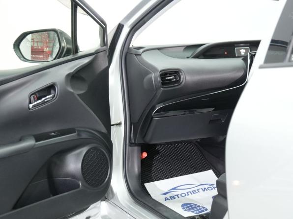 Toyota Prius IV (XW50) с пробегом 2017 года, цена 1 560 000 рублей, 162428 км, лифтбек, Автокод Объявления
