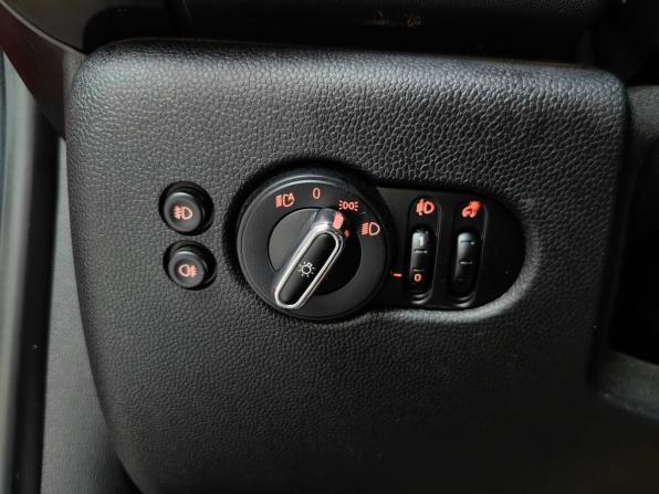 Mini Hatch III (F55/F56) Рестайлинг с пробегом 2019 года, цена 1 698 000 рублей, 143151 км, хэтчбек, Автокод Объявления