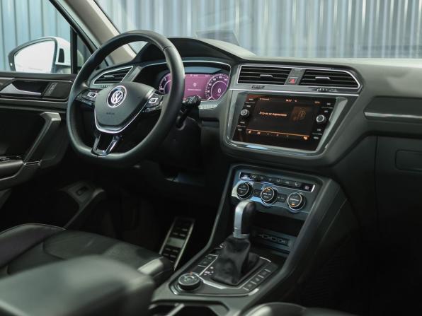 Volkswagen Tiguan II с пробегом 2018 года, цена 2 799 000 рублей, 180028 км, внедорожник, Автокод Объявления