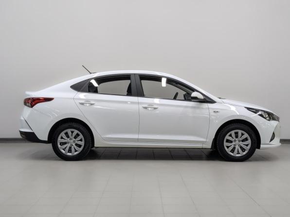 Hyundai Solaris II Рестайлинг с пробегом 2022 года, цена 1 699 000 рублей, 72047 км, седан, Автокод Объявления