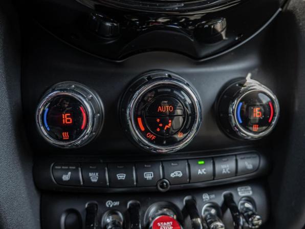 Mini Hatch III (F55/F56) Рестайлинг с пробегом 2019 года, цена 2 730 000 рублей, 136816 км, хэтчбек, Автокод Объявления