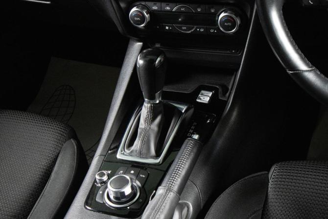Mazda Axela III Рестайлинг с пробегом 2018 года, цена 1 649 000 рублей, 56000 км, хэтчбек, Автокод Объявления