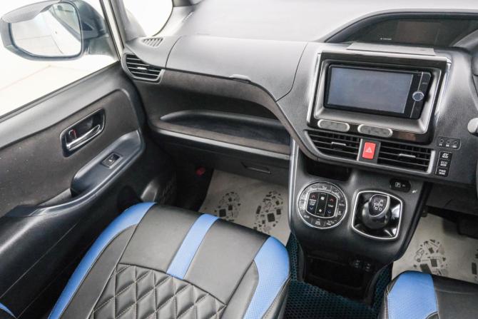 Toyota Voxy III (R80) с пробегом 2015 года, цена 1 649 000 рублей, 244000 км, минивэн, Автокод Объявления