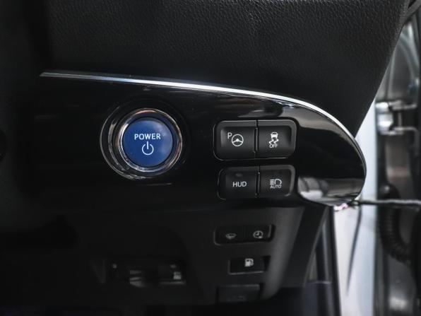 Toyota Prius IV (XW50) с пробегом 2017 года, цена 2 080 000 рублей, 179324 км, лифтбек, Автокод Объявления