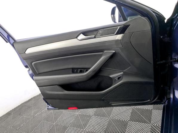 Volkswagen Passat B8 с пробегом 2019 года, цена 2 400 000 рублей, 128087 км, седан, Автокод Объявления