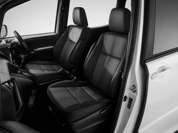 Toyota Noah III (R80) Рестайлинг с пробегом 2017 года, цена 2 370 000 рублей, 103175 км, минивэн, Автокод Объявления