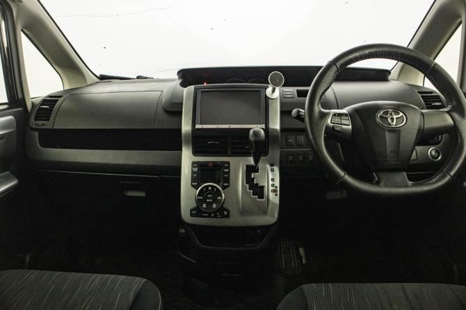 Toyota Voxy II (R70) Рестайлинг с пробегом 2012 года, цена 1 329 000 рублей, 325993 км, минивэн, Автокод Объявления