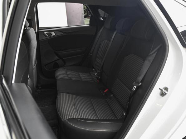 Kia Ceed III Рестайлинг с пробегом 2021 года, цена 2 248 750 рублей, 32944 км, хэтчбек, Автокод Объявления