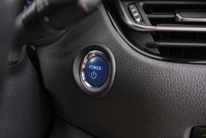 Toyota C-HR I Рестайлинг с пробегом 2019 года, цена 2 299 000 рублей, 117000 км, внедорожник, Автокод Объявления