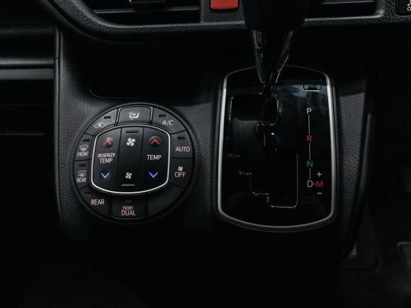 Toyota Noah III (R80) Рестайлинг с пробегом 2018 года, цена 2 490 000 рублей, 76949 км, минивэн, Автокод Объявления