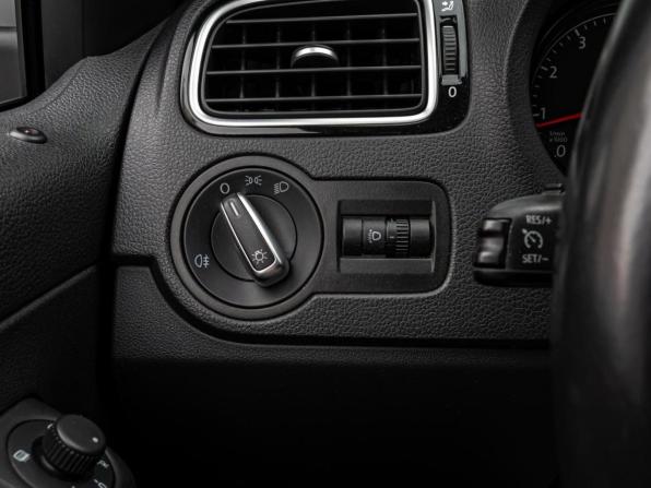 Volkswagen Polo V Рестайлинг с пробегом 2018 года, цена 1 265 000 рублей, 176984 км, седан, Автокод Объявления