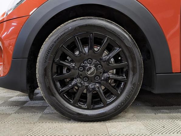 Mini Hatch III (F55/F56) Рестайлинг с пробегом 2021 года, цена 2 990 000 рублей, 11190 км, хэтчбек, Автокод Объявления
