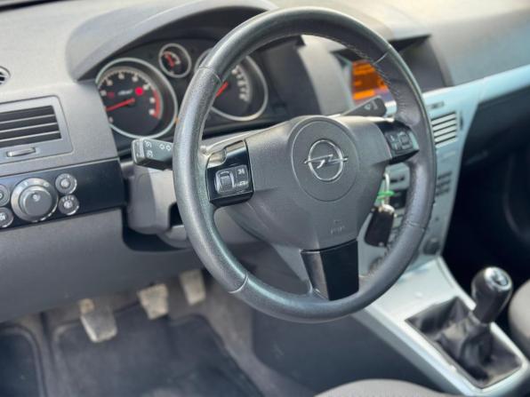 Opel Astra H Рестайлинг с пробегом 2011 года, цена 645 000 рублей, 199000 км, седан, Автокод Объявления