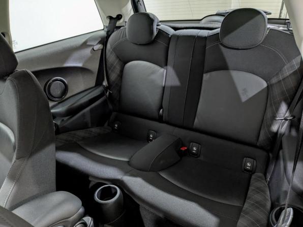Mini Hatch III (F55/F56) Рестайлинг с пробегом 2018 года, цена 1 695 000 рублей, 100450 км, хэтчбек, Автокод Объявления