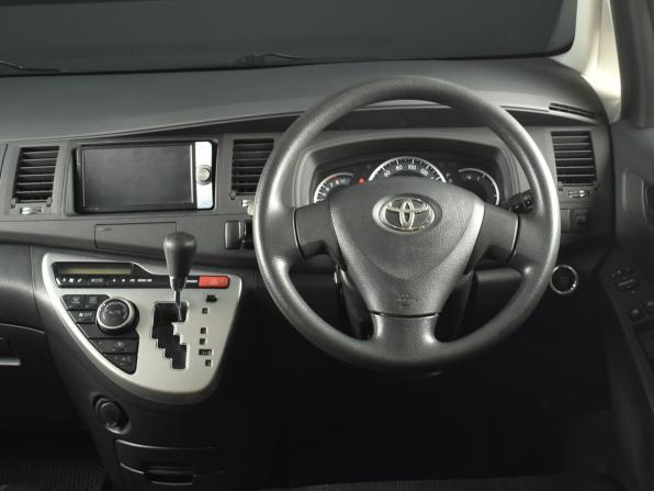 Toyota ISis I Рестайлинг с пробегом 2012 года, цена 1 264 995 рублей, 86627 км, компактвэн, Автокод Объявления
