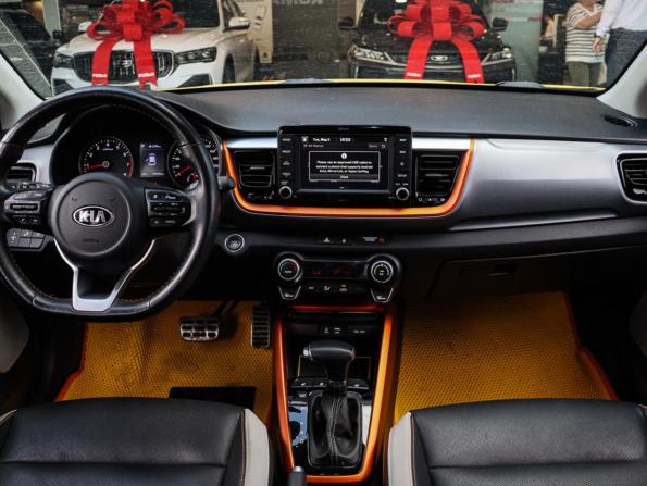 Kia Stonic I с пробегом 2018 года, цена 1 620 000 рублей, 100000 км, внедорожник, Автокод Объявления