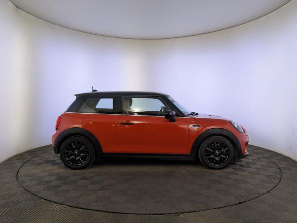 Mini Hatch III (F55/F56) Рестайлинг с пробегом 2021 года, цена 2 640 000 рублей, 57123 км, хэтчбек, Автокод Объявления