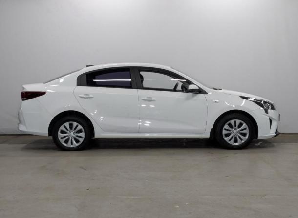 Kia Rio IV Рестайлинг с пробегом 2021 года, цена 1 725 000 рублей, 26347 км, седан, Автокод Объявления