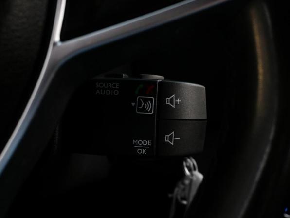 Renault Logan II Рестайлинг с пробегом 2019 года, цена 899 000 рублей, 176989 км, седан, Автокод Объявления