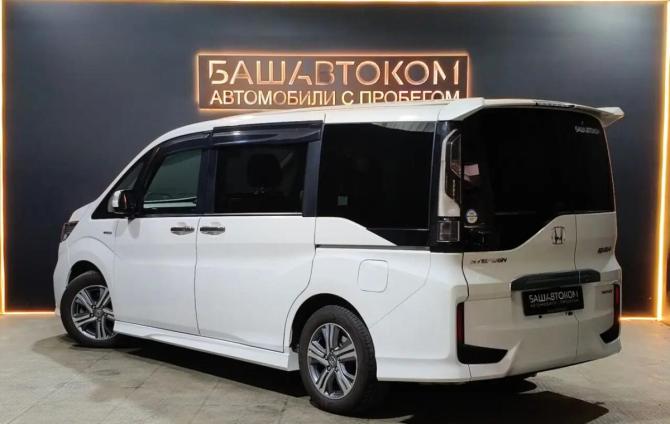 Honda Stepwgn V Рестайлинг с пробегом 2018 года, цена 2 425 000 рублей, 101894 км, минивэн, Автокод Объявления