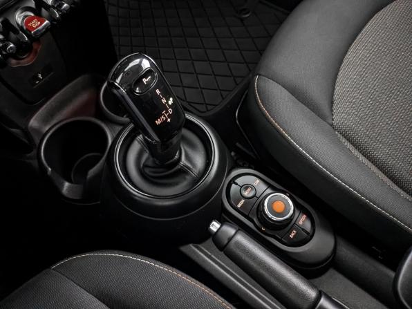 Mini Hatch III (F55/F56) Рестайлинг с пробегом 2018 года, цена 1 800 000 рублей, 73661 км, хэтчбек, Автокод Объявления