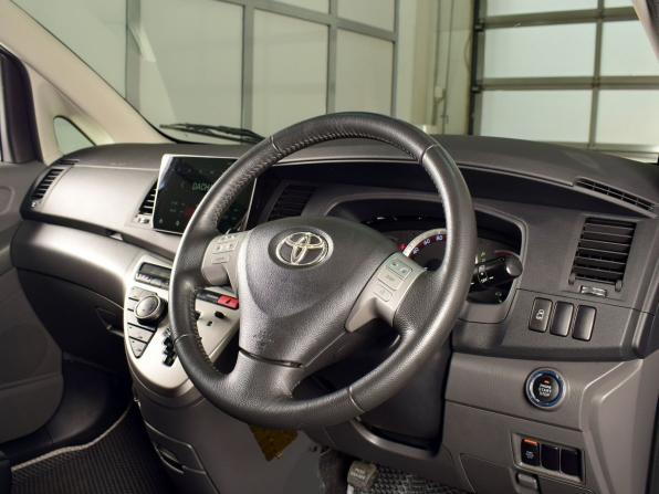 Toyota ISis I Рестайлинг с пробегом 2011 года, цена 1 199 999 рублей, 153771 км, компактвэн, Автокод Объявления