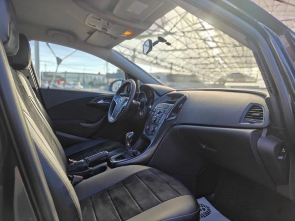 Opel Astra J Рестайлинг с пробегом 2013 года, цена 717 000 рублей, 141594 км, седан, Автокод Объявления