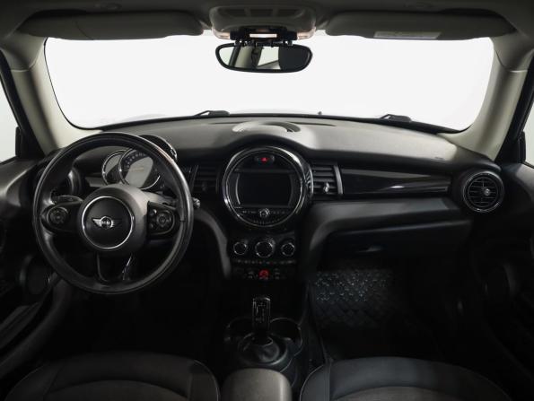 Mini Hatch III (F55/F56) Рестайлинг с пробегом 2018 года, цена 2 129 000 рублей, 60000 км, хэтчбек, Автокод Объявления
